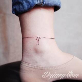 Małe tatuaże świetnie kryjące się na ciele tak, by wizualny dostęp mieli do nich nieliczni i wtajemniczeni. Niewielkie tatuaże na skórze o bogatej kolekcji formuł i zdobień zarówno dla kobiet jak i mężczyzn. 