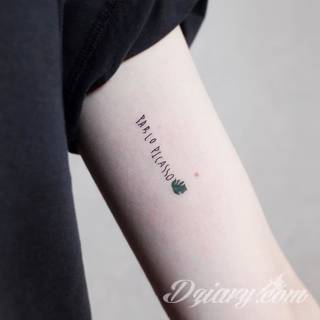 Małe tatuaże świetnie kryjące się na ciele tak, by wizualny dostęp mieli do nich nieliczni i wtajemniczeni. Niewielkie tatuaże na skórze o bogatej kolekcji formuł i zdobień zarówno dla kobiet jak i mężczyzn. 