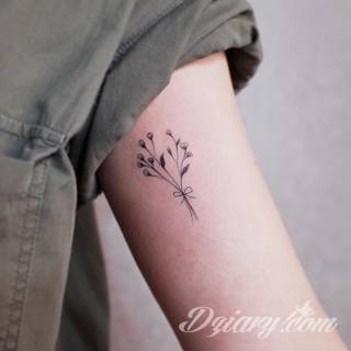 Małe tatuaże świetnie kryjące się na ciele tak, by wizualny dostęp mieli do nich nieliczni i wtajemniczeni. Niewielkie tatuaże na skórze o bogatej kolekcji formuł i zdobień zarówno dla kobiet jak i mężczyzn. 