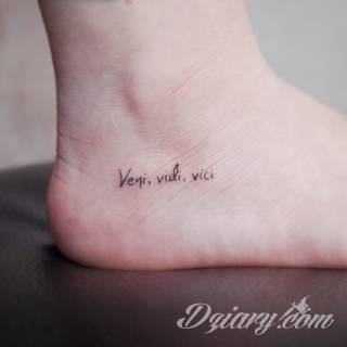 Małe tatuaże świetnie kryjące się na ciele tak, by wizualny dostęp mieli do nich nieliczni i wtajemniczeni. Niewielkie tatuaże na skórze o bogatej kolekcji formuł i zdobień zarówno dla kobiet jak i mężczyzn. 