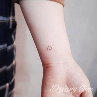 Małe tatuaże świetnie kryjące się na ciele tak, by wizualny dostęp mieli do nich nieliczni i wtajemniczeni. Niewielkie tatuaże na skórze o bogatej kolekcji formuł i zdobień zarówno dla kobiet jak i mężczyzn. 