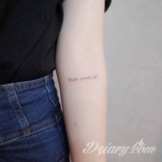 Małe tatuaże świetnie kryjące się na ciele tak, by wizualny dostęp mieli do nich nieliczni i wtajemniczeni. Niewielkie tatuaże na skórze o bogatej kolekcji formuł i zdobień zarówno dla kobiet jak i mężczyzn. 