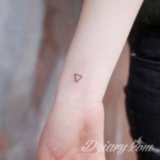 Małe tatuaże świetnie kryjące się na ciele tak, by wizualny dostęp mieli do nich nieliczni i wtajemniczeni. Niewielkie tatuaże na skórze o bogatej kolekcji formuł i zdobień zarówno dla kobiet jak i mężczyzn. 