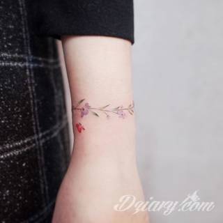 Małe tatuaże świetnie kryjące się na ciele tak, by wizualny dostęp mieli do nich nieliczni i wtajemniczeni. Niewielkie tatuaże na skórze o bogatej kolekcji formuł i zdobień zarówno dla kobiet jak i mężczyzn. 