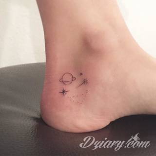 Małe tatuaże świetnie kryjące się na ciele tak, by wizualny dostęp mieli do nich nieliczni i wtajemniczeni. Niewielkie tatuaże na skórze o bogatej kolekcji formuł i zdobień zarówno dla kobiet jak i mężczyzn. 