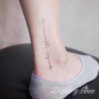 Małe tatuaże świetnie kryjące się na ciele tak, by wizualny dostęp mieli do nich nieliczni i wtajemniczeni. Niewielkie tatuaże na skórze o bogatej kolekcji formuł i zdobień zarówno dla kobiet jak i mężczyzn. 