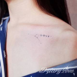 Małe tatuaże świetnie kryjące się na ciele tak, by wizualny dostęp mieli do nich nieliczni i wtajemniczeni. Niewielkie tatuaże na skórze o bogatej kolekcji formuł i zdobień zarówno dla kobiet jak i mężczyzn. 