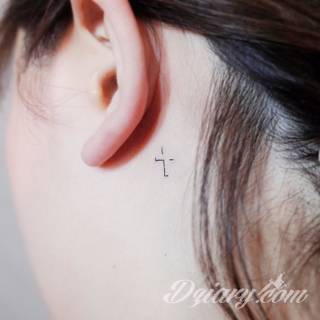 Małe tatuaże świetnie kryjące się na ciele tak, by wizualny dostęp mieli do nich nieliczni i wtajemniczeni. Niewielkie tatuaże na skórze o bogatej kolekcji formuł i zdobień zarówno dla kobiet jak i mężczyzn. 