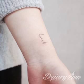 Małe tatuaże świetnie kryjące się na ciele tak, by wizualny dostęp mieli do nich nieliczni i wtajemniczeni. Niewielkie tatuaże na skórze o bogatej kolekcji formuł i zdobień zarówno dla kobiet jak i mężczyzn. 