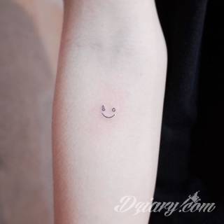 Małe tatuaże świetnie kryjące się na ciele tak, by wizualny dostęp mieli do nich nieliczni i wtajemniczeni. Niewielkie tatuaże na skórze o bogatej kolekcji formuł i zdobień zarówno dla kobiet jak i mężczyzn. 