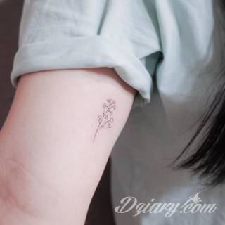 Małe tatuaże świetnie kryjące się na ciele tak, by wizualny dostęp mieli do nich nieliczni i wtajemniczeni. Niewielkie tatuaże na skórze o bogatej kolekcji formuł i zdobień zarówno dla kobiet jak i mężczyzn. 