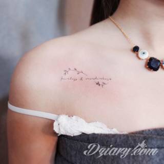 Małe tatuaże świetnie kryjące się na ciele tak, by wizualny dostęp mieli do nich nieliczni i wtajemniczeni. Niewielkie tatuaże na skórze o bogatej kolekcji formuł i zdobień zarówno dla kobiet jak i mężczyzn. 