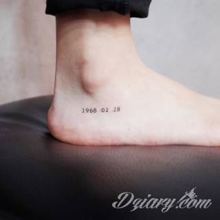 Małe tatuaże świetnie kryjące się na ciele tak, by wizualny dostęp mieli do nich nieliczni i wtajemniczeni. Niewielkie tatuaże na skórze o bogatej kolekcji formuł i zdobień zarówno dla kobiet jak i mężczyzn. 