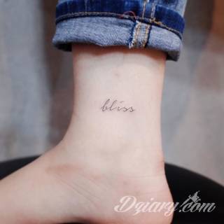 Małe tatuaże świetnie kryjące się na ciele tak, by wizualny dostęp mieli do nich nieliczni i wtajemniczeni. Niewielkie tatuaże na skórze o bogatej kolekcji formuł i zdobień zarówno dla kobiet jak i mężczyzn. 