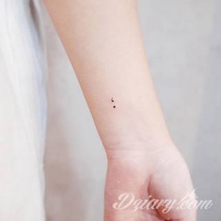 Małe tatuaże świetnie kryjące się na ciele tak, by wizualny dostęp mieli do nich nieliczni i wtajemniczeni. Niewielkie tatuaże na skórze o bogatej kolekcji formuł i zdobień zarówno dla kobiet jak i mężczyzn. 