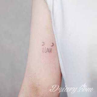 Małe tatuaże świetnie kryjące się na ciele tak, by wizualny dostęp mieli do nich nieliczni i wtajemniczeni. Niewielkie tatuaże na skórze o bogatej kolekcji formuł i zdobień zarówno dla kobiet jak i mężczyzn. 