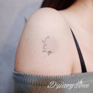 Małe tatuaże świetnie kryjące się na ciele tak, by wizualny dostęp mieli do nich nieliczni i wtajemniczeni. Niewielkie tatuaże na skórze o bogatej kolekcji formuł i zdobień zarówno dla kobiet jak i mężczyzn. 