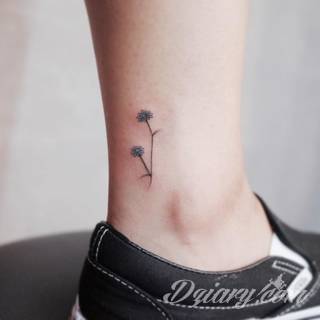 Małe tatuaże świetnie kryjące się na ciele tak, by wizualny dostęp mieli do nich nieliczni i wtajemniczeni. Niewielkie tatuaże na skórze o bogatej kolekcji formuł i zdobień zarówno dla kobiet jak i mężczyzn. 