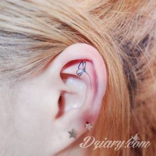 Małe tatuaże świetnie kryjące się na ciele tak, by wizualny dostęp mieli do nich nieliczni i wtajemniczeni. Niewielkie tatuaże na skórze o bogatej kolekcji formuł i zdobień zarówno dla kobiet jak i mężczyzn. 