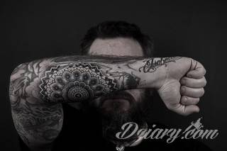 Tatuaże szczególnie ciekawie wyglądające na dłoniach i przedramionach. Wzory mandale to tatuaże o idealnie dobranej proporcji i wizualnej równowagi formy. Charakteryzują się szerokim zakresem wariantów użycia. 