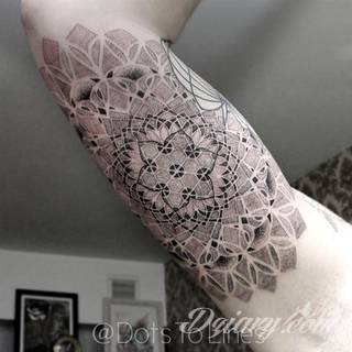 Tatuaże szczególnie ciekawie wyglądające na dłoniach i przedramionach. Wzory mandale to tatuaże o idealnie dobranej proporcji i wizualnej równowagi formy. Charakteryzują się szerokim zakresem wariantów użycia. 