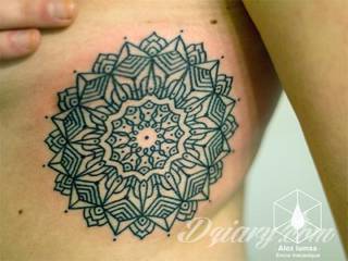 Tatuaże szczególnie ciekawie wyglądające na dłoniach i przedramionach. Wzory mandale to tatuaże o idealnie dobranej proporcji i wizualnej równowagi formy. Charakteryzują się szerokim zakresem wariantów użycia. 