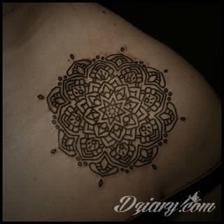 Tatuaże szczególnie ciekawie wyglądające na dłoniach i przedramionach. Wzory mandale to tatuaże o idealnie dobranej proporcji i wizualnej równowagi formy. Charakteryzują się szerokim zakresem wariantów użycia. 