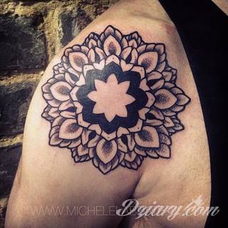 Tatuaże szczególnie ciekawie wyglądające na dłoniach i przedramionach. Wzory mandale to tatuaże o idealnie dobranej proporcji i wizualnej równowagi formy. Charakteryzują się szerokim zakresem wariantów użycia. 