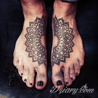 Tatuaże szczególnie ciekawie wyglądające na dłoniach i przedramionach. Wzory mandale to tatuaże o idealnie dobranej proporcji i wizualnej równowagi formy. Charakteryzują się szerokim zakresem wariantów użycia. 