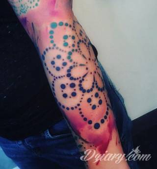 Tatuaże szczególnie ciekawie wyglądające na dłoniach i przedramionach. Wzory mandale to tatuaże o idealnie dobranej proporcji i wizualnej równowagi formy. Charakteryzują się szerokim zakresem wariantów użycia. 