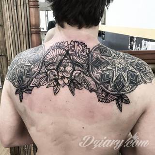 Tatuaże szczególnie ciekawie wyglądające na dłoniach i przedramionach. Wzory mandale to tatuaże o idealnie dobranej proporcji i wizualnej równowagi formy. Charakteryzują się szerokim zakresem wariantów użycia. 