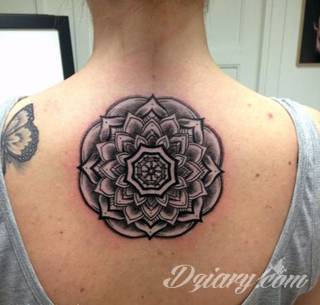 Tatuaże szczególnie ciekawie wyglądające na dłoniach i przedramionach. Wzory mandale to tatuaże o idealnie dobranej proporcji i wizualnej równowagi formy. Charakteryzują się szerokim zakresem wariantów użycia. 