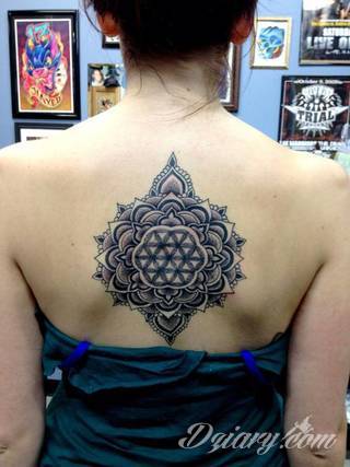 Tatuaże szczególnie ciekawie wyglądające na dłoniach i przedramionach. Wzory mandale to tatuaże o idealnie dobranej proporcji i wizualnej równowagi formy. Charakteryzują się szerokim zakresem wariantów użycia. 