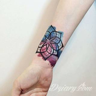 Tatuaże szczególnie ciekawie wyglądające na dłoniach i przedramionach. Wzory mandale to tatuaże o idealnie dobranej proporcji i wizualnej równowagi formy. Charakteryzują się szerokim zakresem wariantów użycia. 