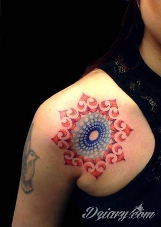 Tatuaże szczególnie ciekawie wyglądające na dłoniach i przedramionach. Wzory mandale to tatuaże o idealnie dobranej proporcji i wizualnej równowagi formy. Charakteryzują się szerokim zakresem wariantów użycia. 