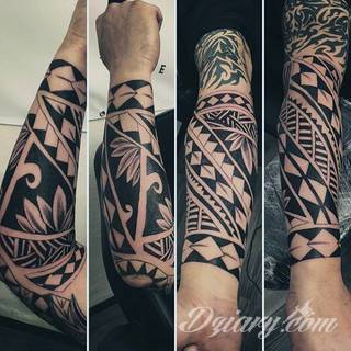 Tatuaże nawiązujące do Maorysów, klimatu wysp Polinezji i stylizacji pierwszych ludzi. Rozbudowane, pełne kształtów wzory idealne na męskie, silne ciała. Doskonale eksponujące tkankę mięśniową. 