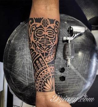 Tatuaże nawiązujące do Maorysów, klimatu wysp Polinezji i stylizacji pierwszych ludzi. Rozbudowane, pełne kształtów wzory idealne na męskie, silne ciała. Doskonale eksponujące tkankę mięśniową. 