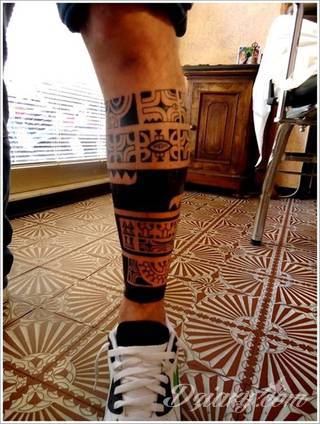 Tatuaże nawiązujące do Maorysów, klimatu wysp Polinezji i stylizacji pierwszych ludzi. Rozbudowane, pełne kształtów wzory idealne na męskie, silne ciała. Doskonale eksponujące tkankę mięśniową. 