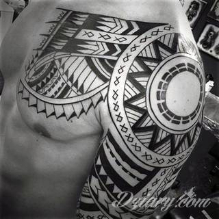 Tatuaże nawiązujące do Maorysów, klimatu wysp Polinezji i stylizacji pierwszych ludzi. Rozbudowane, pełne kształtów wzory idealne na męskie, silne ciała. Doskonale eksponujące tkankę mięśniową. 