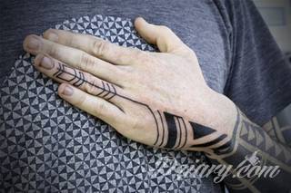 Tatuaże nawiązujące do Maorysów, klimatu wysp Polinezji i stylizacji pierwszych ludzi. Rozbudowane, pełne kształtów wzory idealne na męskie, silne ciała. Doskonale eksponujące tkankę mięśniową. 