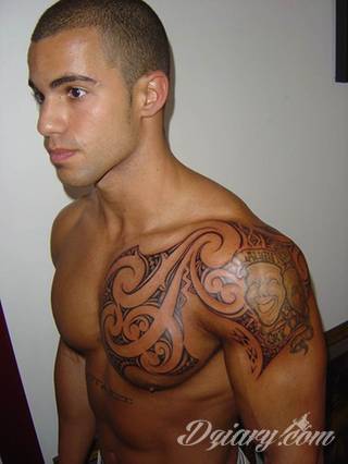 Tatuaże nawiązujące do Maorysów, klimatu wysp Polinezji i stylizacji pierwszych ludzi. Rozbudowane, pełne kształtów wzory idealne na męskie, silne ciała. Doskonale eksponujące tkankę mięśniową. 