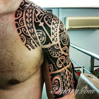 Tatuaże nawiązujące do Maorysów, klimatu wysp Polinezji i stylizacji pierwszych ludzi. Rozbudowane, pełne kształtów wzory idealne na męskie, silne ciała. Doskonale eksponujące tkankę mięśniową. 