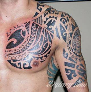 Tatuaże nawiązujące do Maorysów, klimatu wysp Polinezji i stylizacji pierwszych ludzi. Rozbudowane, pełne kształtów wzory idealne na męskie, silne ciała. Doskonale eksponujące tkankę mięśniową. 