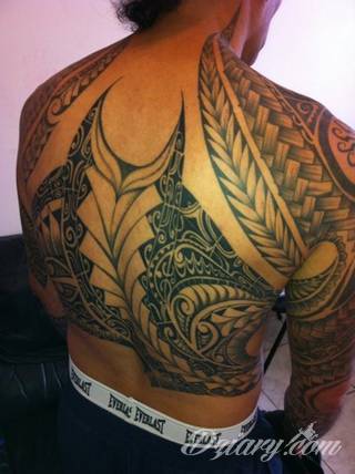 Tatuaże nawiązujące do Maorysów, klimatu wysp Polinezji i stylizacji pierwszych ludzi. Rozbudowane, pełne kształtów wzory idealne na męskie, silne ciała. Doskonale eksponujące tkankę mięśniową. 