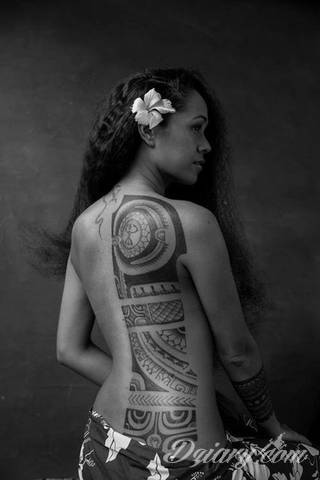 Tatuaże nawiązujące do Maorysów, klimatu wysp Polinezji i stylizacji pierwszych ludzi. Rozbudowane, pełne kształtów wzory idealne na męskie, silne ciała. Doskonale eksponujące tkankę mięśniową. 