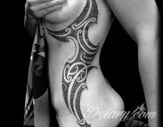 Tatuaże nawiązujące do Maorysów, klimatu wysp Polinezji i stylizacji pierwszych ludzi. Rozbudowane, pełne kształtów wzory idealne na męskie, silne ciała. Doskonale eksponujące tkankę mięśniową. 