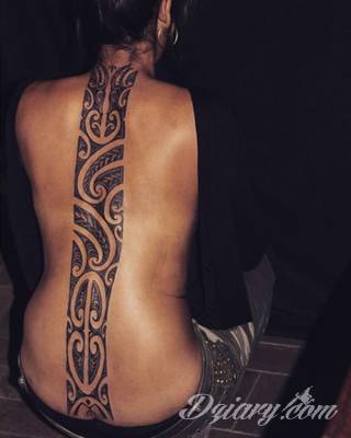 Tatuaże nawiązujące do Maorysów, klimatu wysp Polinezji i stylizacji pierwszych ludzi. Rozbudowane, pełne kształtów wzory idealne na męskie, silne ciała. Doskonale eksponujące tkankę mięśniową. 