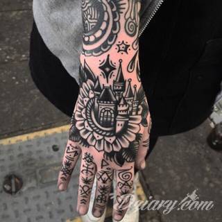 Tatuaże nawiązujące do Maorysów, klimatu wysp Polinezji i stylizacji pierwszych ludzi. Rozbudowane, pełne kształtów wzory idealne na męskie, silne ciała. Doskonale eksponujące tkankę mięśniową. 