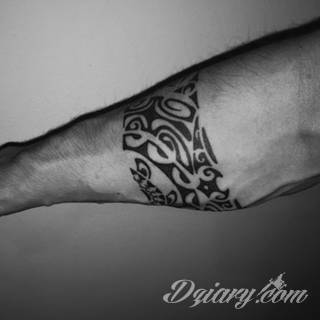 Tatuaże nawiązujące do Maorysów, klimatu wysp Polinezji i stylizacji pierwszych ludzi. Rozbudowane, pełne kształtów wzory idealne na męskie, silne ciała. Doskonale eksponujące tkankę mięśniową. 