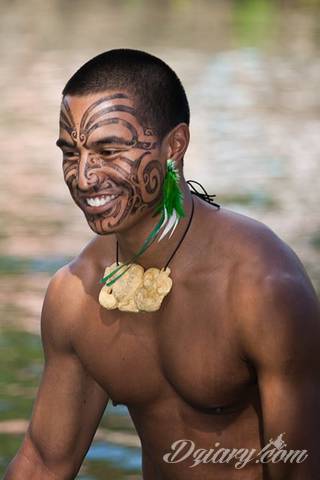 Tatuaże nawiązujące do Maorysów, klimatu wysp Polinezji i stylizacji pierwszych ludzi. Rozbudowane, pełne kształtów wzory idealne na męskie, silne ciała. Doskonale eksponujące tkankę mięśniową. 